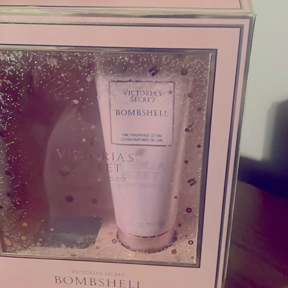 NIB Victoria's Secret BOMBSHELL Fragrance Lotion  3.4 floz